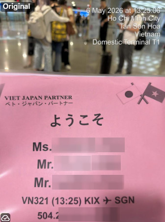 タンソンニャット国際空港で日本人家族を迎えるVJP FASTTRACKのウェルカムボード
