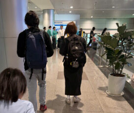 タンソンニャット国際空港到着後に移動する子連れの日本人家族