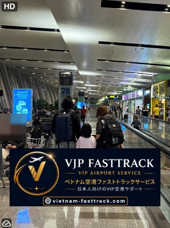 ノイバイ国際空港で国際線への乗り継ぎサポートを受ける日本人家族