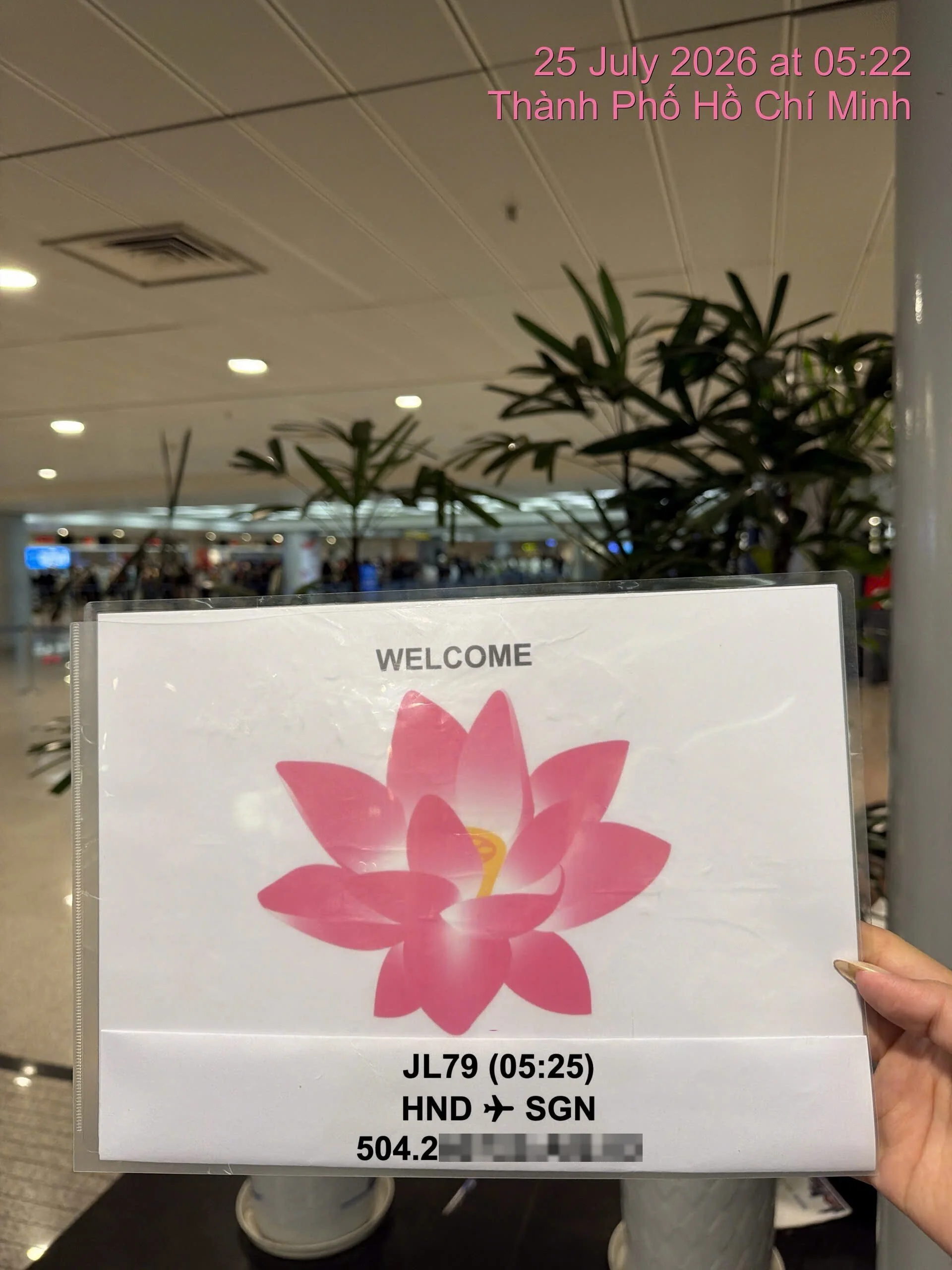 タンソンニャット国際空港でJL79便のお客様を迎えるスタッフ