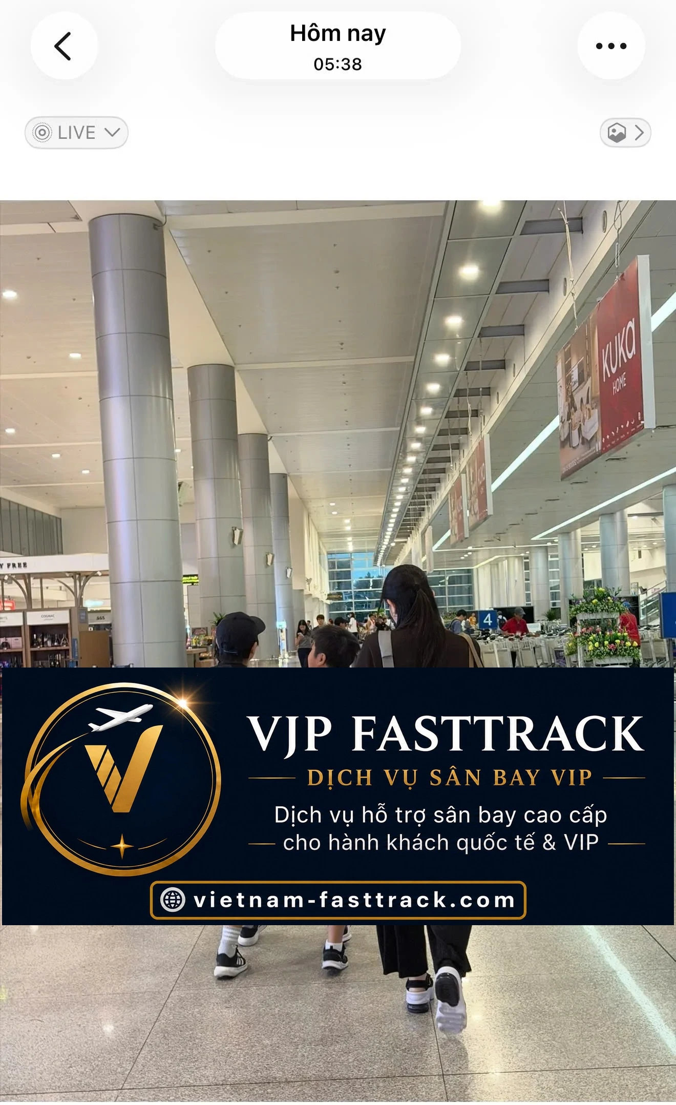 Hành khách di chuyển trong sân bay sau khi hoàn thành dịch vụ Fast Track