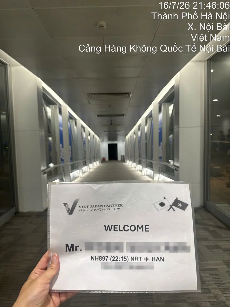 ノイバイ国際空港でNH897便のお客様を迎えるスタッフ