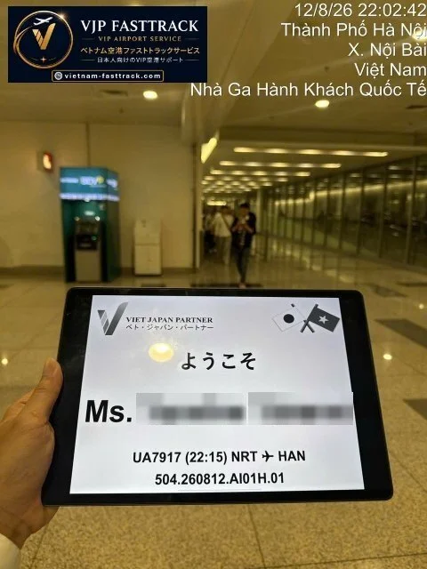 ノイバイ国際空港でUA7917便のお客様を迎えるスタッフ