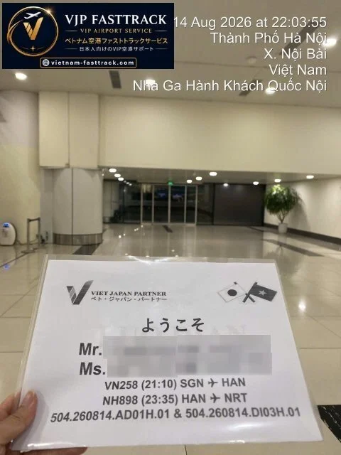 ノイバイ国際空港でVN258→NH898便のお客様を迎えるスタッフ
