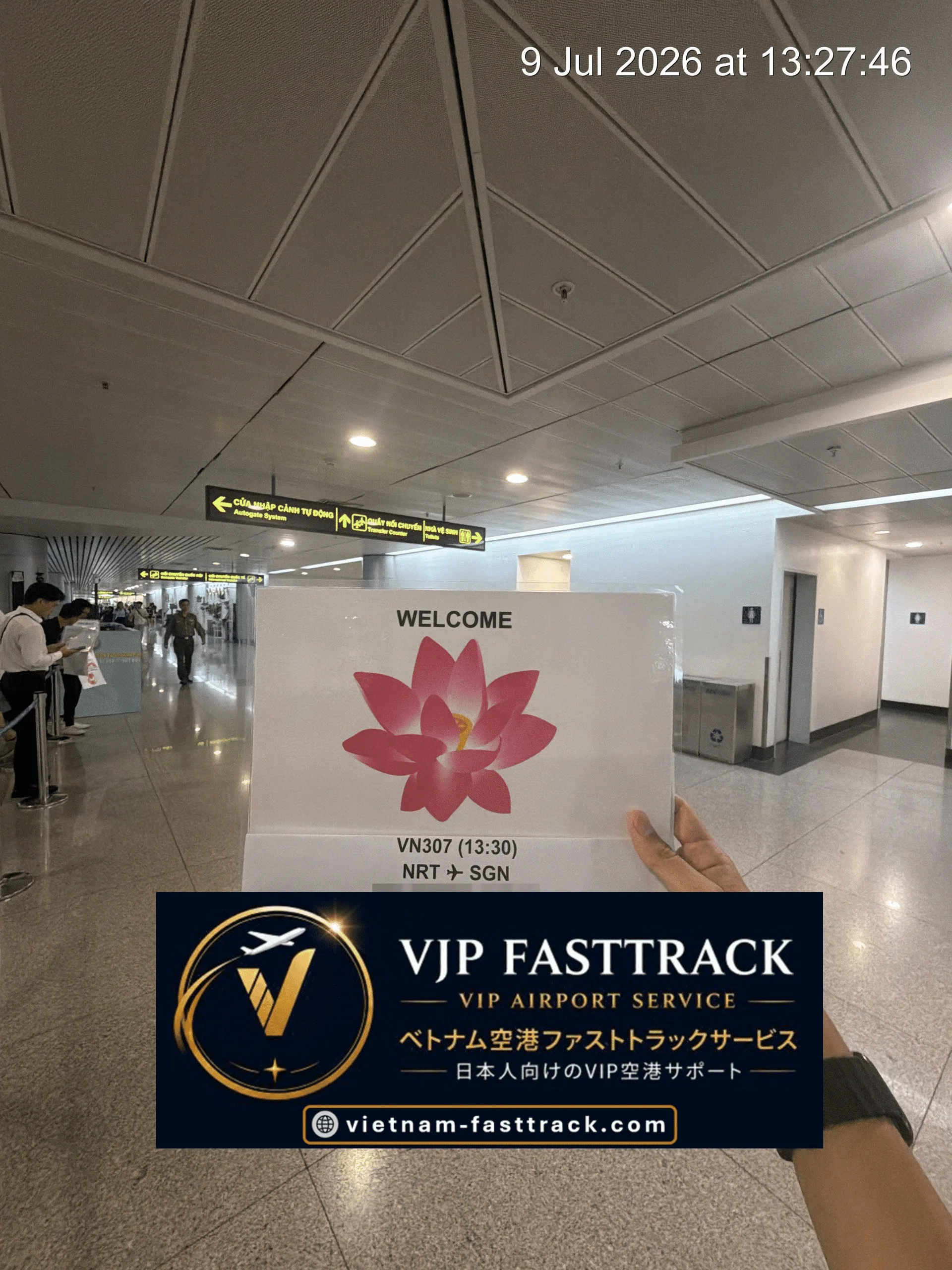 タンソンニャット国際空港でVN307便のお客様を迎えるスタッフ