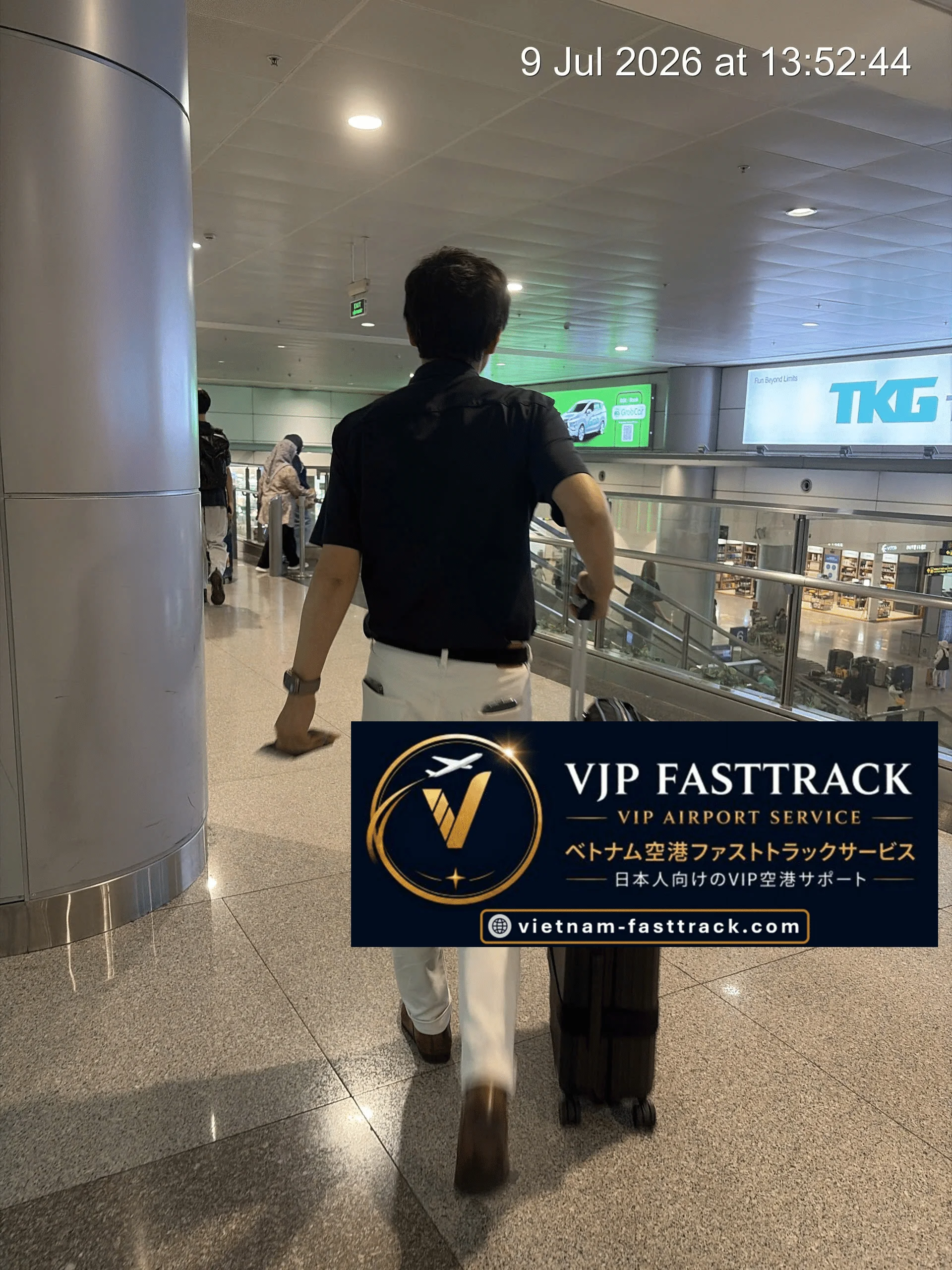 タンソンニャット国際空港でVN307便のサポート後に移動するお客様