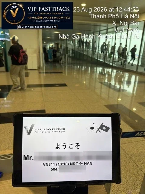 ノイバイ国際空港でVN311便のお客様と合流する入国ファストトラックスタッフ