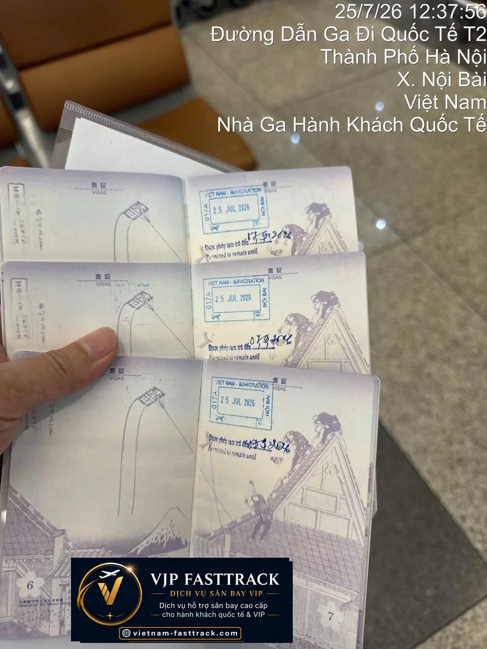 Hành khách di chuyển trong sân bay sau khi hoàn thành dịch vụ Fast Track