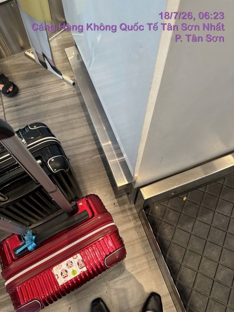 タンソンニャット国際空港で国際線ターミナルから国内線ターミナルへ移動するシャトルバス