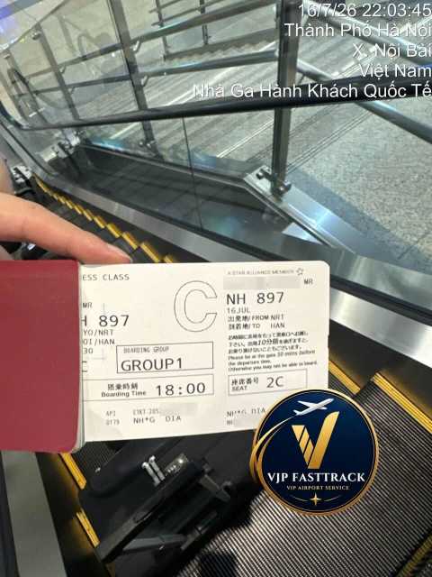 VJP FASTTRACK staff guiding an NH897 passenger toward immigration at Hanoi Noi Bai International Airport